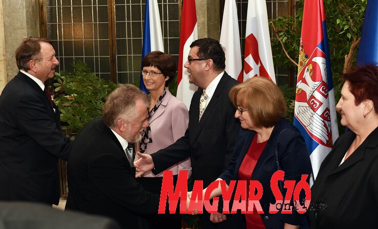 On the celebration of the anniversary, important members of today’s political scene were seen. The under-secretaries of the Alliance of Vojvodina Hungarians have also paid their respects (photo by András Ótos)