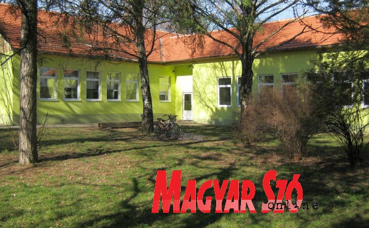 A törökfalui iskola udvara, ahova a nyitott tanterem kerül (Csincsik Zsolt felvétele)