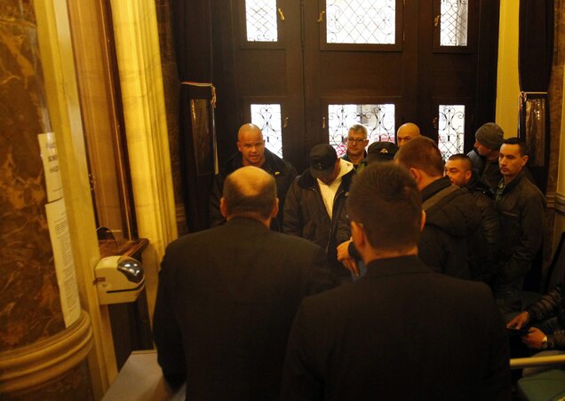 A népszavazási kérdés benyújtására várakozók, hátul (szemüvegben) Nyakó István szocialista politikus (Fotó: MTI)