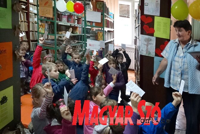 Nagy gond a helyiséghiány. Temerini elsősök szorongnak a könyvállványok között (Góbor Béla felvétele) Nagy gond a helyiséghiány. Temerini elsősök szorongnak a könyvállványok között (Góbor Béla felvétele)