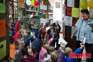 Nagy gond a helyiséghiány. Temerini elsősök szorongnak a könyvállványok között (Góbor Béla felvétele)