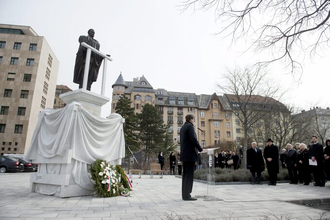 Megemlékezés Kovács Béla szobránál (MTI)