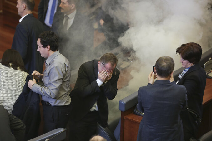 Az ellenzéki képviselők könnygázgránátot dobtak a terembe (Fotó: Beta)