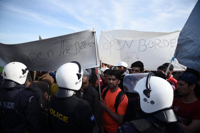 Görög rendőrség feltartóztatja az afgán menekültek egy csoportját (Fotó: Beta/AP)