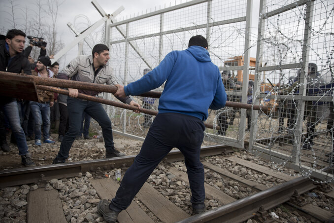 A migránsok buzogányszerű farönkökkel áttörték a két országot elválasztó kerítést (Fotó: Beta/AP) A migránsok buzogányszerű farönkökkel áttörték a két országot elválasztó kerítést (Fotó: Beta/AP)