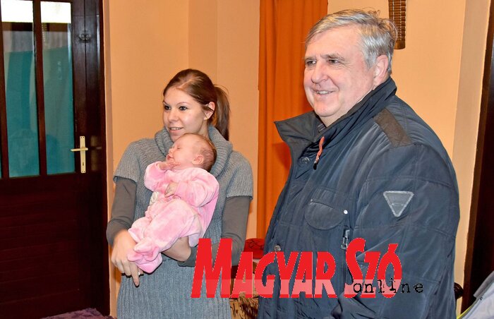 Emília az anyukával és a polgármesterrel (Gergely Árpád felvétele) Emília az anyukával és a polgármesterrel (Gergely Árpád felvétele)