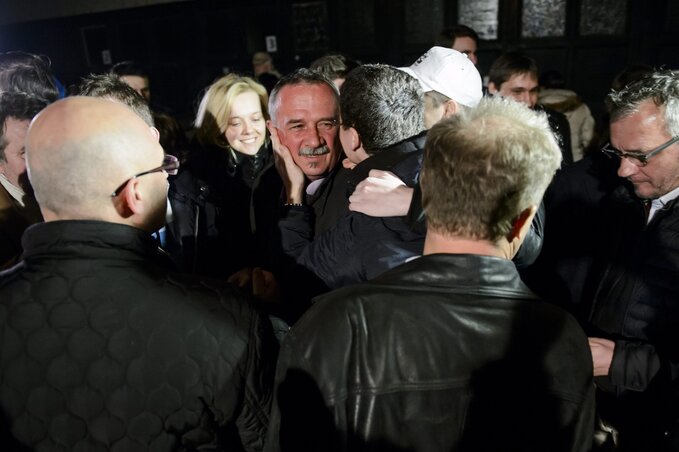 Fekete Zsoltnak gratulálnak (Fotó: MTI)