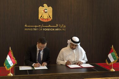 Szijjártó Péter és Sejk Abdalláh bin Zájid Ál-Nahján együttműködési vegyes bizottság létrehozásáról szóló szándéknyilatkozatot ír alá (MTI)