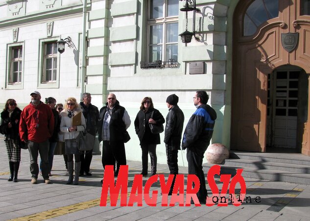 A végkifejletre várva – a Nagybecskereki Rádió dolgozói a városháza előtt (Fotó: Kecskés István)