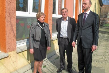 Veselinov Ibolya, Nyilas Mihály és Nebojša Malenković az új óvodaablakok előtt (Puskás Károly felvétele)