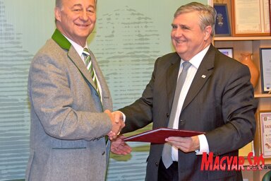 Florian Gölles és Ceglédi Rudolf a szerződés aláírásán (Gergely Árpád felvétele)