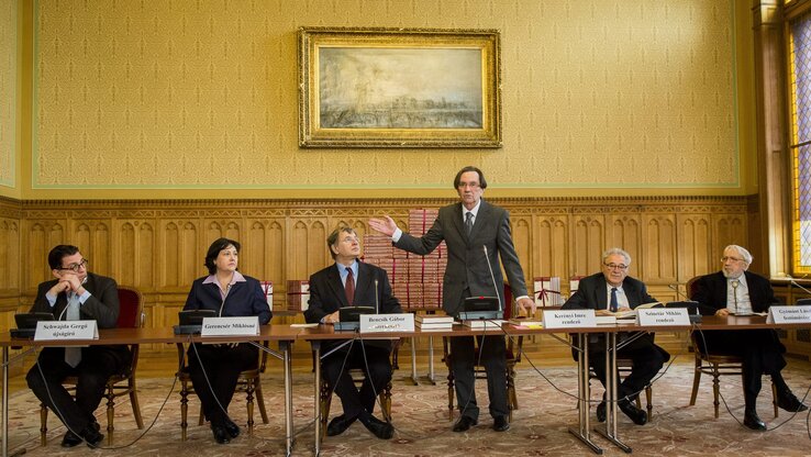 Schwajda Gergő újságíró, Gerencsér Miklósné, Gerencsér Miklós író özvegye, Bencsik Gábor szerkesztő, Kerényi Imre miniszterelnöki megbízott, Szinetár Miklós rendező és Gyémánt László festőművész (Fotó: MTI)