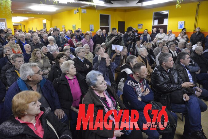 A Távfűtőművek az év végéig új szerződést köt mindenkivel, hangzott el az összejövetelen (Molnár Edvárd felvétele)