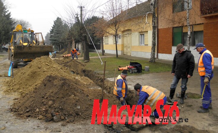 Folyamatosan épül a csatorna a II. helyi közösség területén (Csincsik Zsolt felvétele) Folyamatosan épül a csatorna a II. helyi közösség területén (Csincsik Zsolt felvétele)