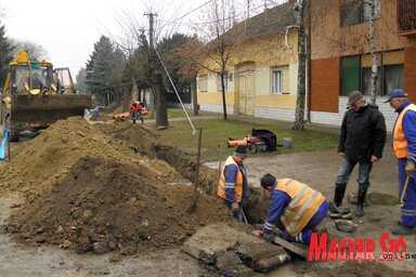 Folyamatosan épül a csatorna a II. helyi közösség területén (Csincsik Zsolt felvétele)