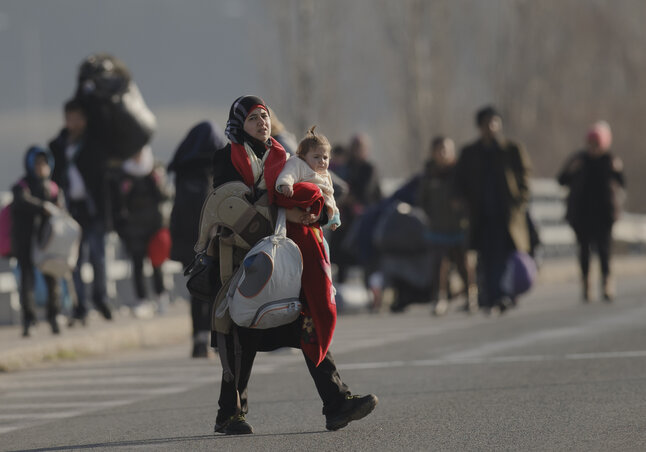 Egyre csak érkeznek a görög–macedón határra, közben máris túl sokan torlódtak ott fel. Egyes becslések szerint számuk a hétvégére elérheti akár a húszezret is (Fotó: Beta/AP)