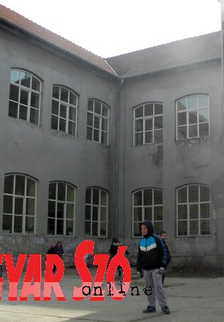 Az adai iskola legrégebbi szárnyában még vizesblokk sincs (Csincsik Zsolt felvétele) Az adai iskola legrégebbi szárnyában még vizesblokk sincs (Csincsik Zsolt felvétele)