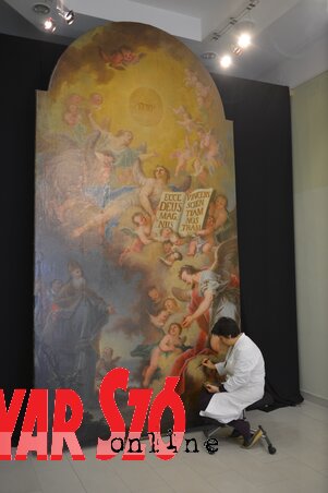 Korhecz Papp Zsuzsanna, a futaki Szentháromság tisztelete című képet retusálja (Molnár Edvárd felvétele) Korhecz Papp Zsuzsanna, a futaki Szentháromság tisztelete című képet retusálja (Molnár Edvárd felvétele)