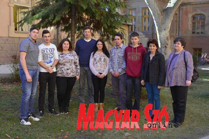 A győztes ifjú borászcsapat tanáraikkal... (Molnár Edvárd felvétele) A győztes ifjú borászcsapat tanáraikkal... (Molnár Edvárd felvétele)
