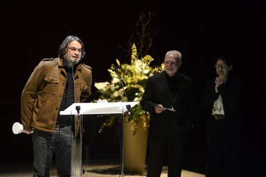 Ujj Mészáros Károly, a Liza, a rókatündér című film rendezője (b), miután átvette a legjobb rendezőnek járó díjat Sándor Pál és Enyed Ildikó filmrendezőktől a 2. Magyar Filmhét budapesti gáláján (Fotó: Bruzák Noémi/MTI)