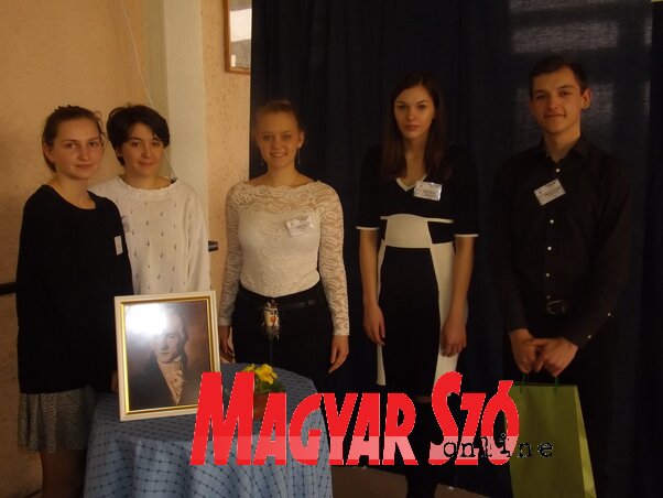Ők öten képviselik Vajdaságot Győrött, a Szép Magyar Beszéd felolvasási verseny országos döntőjén (fotó: Szabó Anikó) Ők öten képviselik Vajdaságot Győrött, a Szép Magyar Beszéd felolvasási verseny országos döntőjén (fotó: Szabó Anikó)