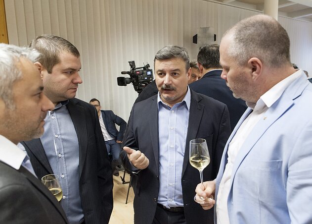 Berényi József a választás napján szimpatizánsok körében (Fotó: MTI)