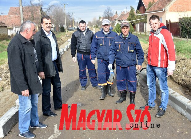 Balázs Ferenc polgármester Padén az útépítők társaságában (Fotó: Gergely Árpád) Balázs Ferenc polgármester Padén az útépítők társaságában (Fotó: Gergely Árpád)