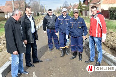 Balázs Ferenc polgármester Padén az útépítők társaságában (Fotó: Gergely Árpád)