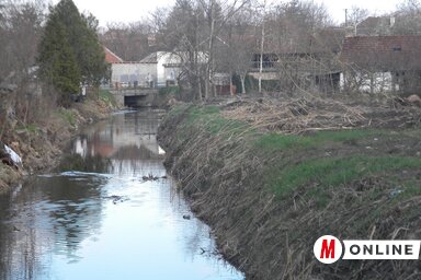 A nagyméretű gépekkel nehéz a part megközelítése (Fotó:Benedek Miklós)