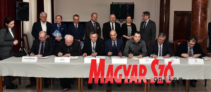 A szándéknyilatkozat aláírói (Fotó: Ótos András)