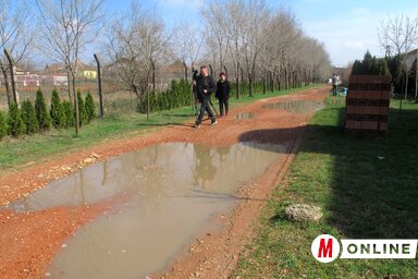 Az aszfaltozásra váró Kisvasút utca (Fotó:Puskás Károly)