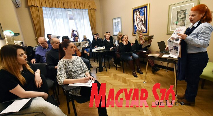 Varjú Márta, lapunk főszerkesztője bemutatta a Magyar Szót és mellékleteit is a szemináriumon részt vevő újságíróknak, akik közül sokan Dél-Szerbiából érkeztek, s most először vették kezükbe a magyar újságot (Fotó: Ótos András) Varjú Márta, lapunk főszerkesztője bemutatta a Magyar Szót és mellékleteit is a szemináriumon részt vevő újságíróknak, akik közül sokan Dél-Szerbiából érkeztek, s most először vették kezükbe a magyar újságot (Fotó: Ótos András)