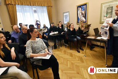 Varjú Márta, lapunk főszerkesztője bemutatta a Magyar Szót és mellékleteit is a szemináriumon részt vevő újságíróknak, akik közül sokan Dél-Szerbiából érkeztek, s most először vették kezükbe a magyar újságot (Fotó: Ótos András)