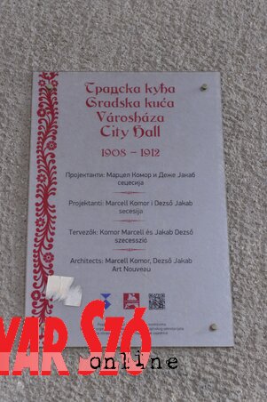 A városházán elhelyezett tábla (Fotó: Molnár Edvárd) A városházán elhelyezett tábla (Fotó: Molnár Edvárd)