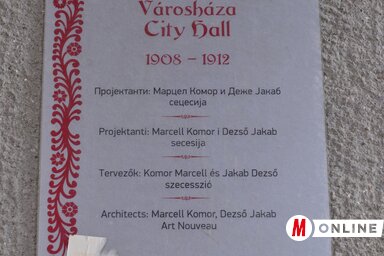 A városházán elhelyezett tábla  (Fotó: Molnár Edvárd)