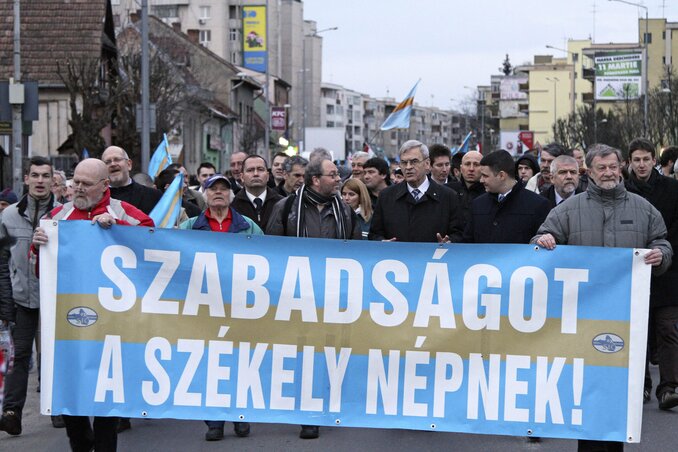 A tüntetők a kormánymegbízott hivatala elé vonultak (Fotó: MTI) A tüntetők a kormánymegbízott hivatala elé vonultak (Fotó: MTI)