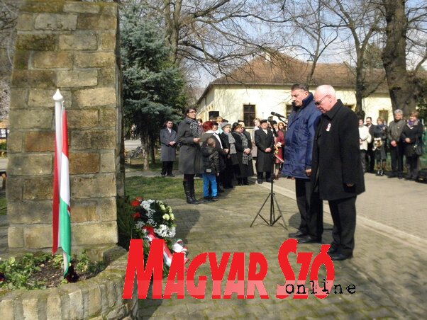 Adán Hajnal Jenő és Krizsán Vilmos koszorúzott az MNT képviseletében (fotó-Csincsik Zsolt) Adán Hajnal Jenő és Krizsán Vilmos koszorúzott az MNT képviseletében (fotó-Csincsik Zsolt)