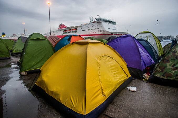 Sátrakban várakozó bevándorlók Pireusz kikötőjében (fotó-MTI)