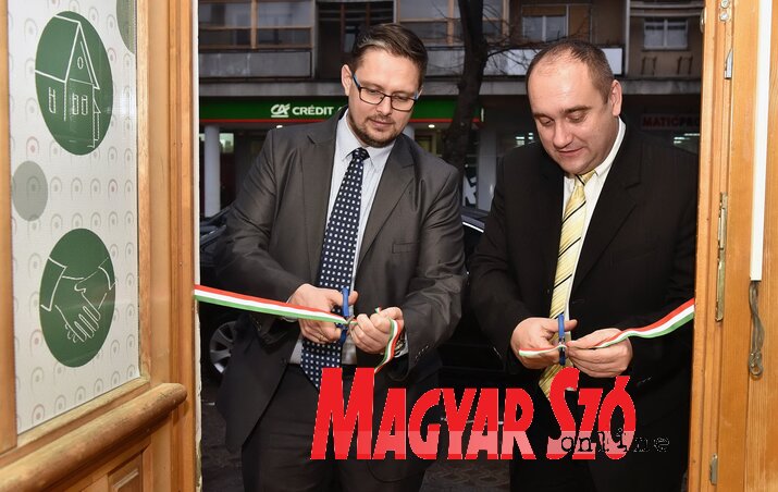 Juhász Bálint, a Prosperitati Alapítvány ügyvezetője és dr. Menyhárt Attila, a Szabadkai Főkonzulátus vezető konzulja február 18-án nyitották meg az irodát (Fotó: Ótos András) Juhász Bálint, a Prosperitati Alapítvány ügyvezetője és dr. Menyhárt Attila, a Szabadkai Főkonzulátus vezető konzulja február 18-án nyitották meg az irodát (Fotó: Ótos András)