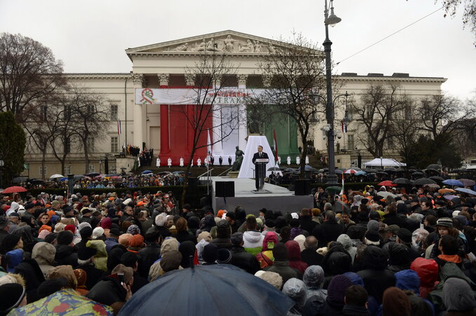 Az esős idő ellenére is nagy tömeg gyűlt össze a múzeumkertben (Fotó: MTI)
