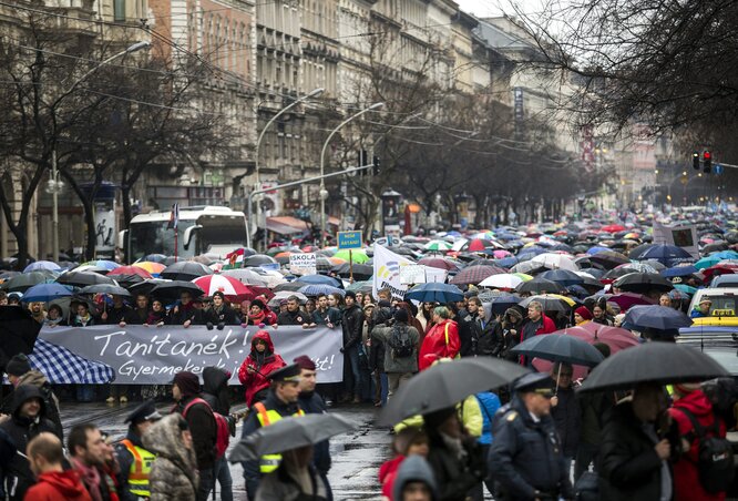 A „kockásinges tüntetés” résztvevői a Kossuth tér felé vonulnak (Fotó: MTI)