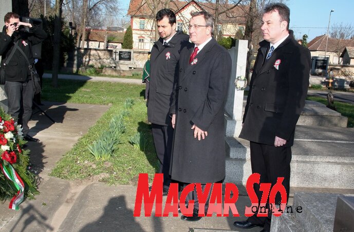 Főhajtás és koszorúzás a Nagytemetőben Magyarkanizsán Fotó: Puskás Károly Főhajtás és koszorúzás a Nagytemetőben Magyarkanizsán Fotó: Puskás Károly