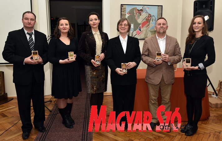 A Vajdasági Magyar Újságírók Egyesületének idei díjazottjai (Ótos András felvétele)