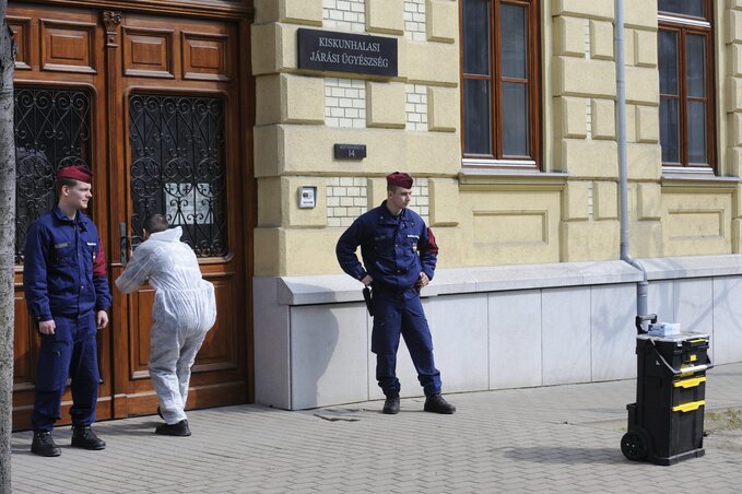 Helyszínelők dolgoznak az ügyészség épülete előtt (Fotó: MTI)