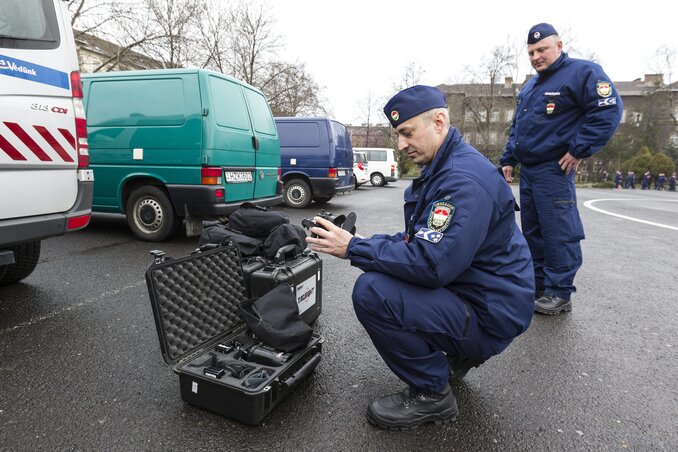 Az útra készülődő rendőrök (Fotó: MTI)