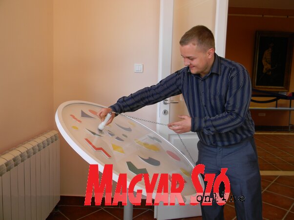 Bonifárt László bemutatja az egyik interaktív játékot (Fotó: Fehér Rózsa) Bonifárt László bemutatja az egyik interaktív játékot (Fotó: Fehér Rózsa)