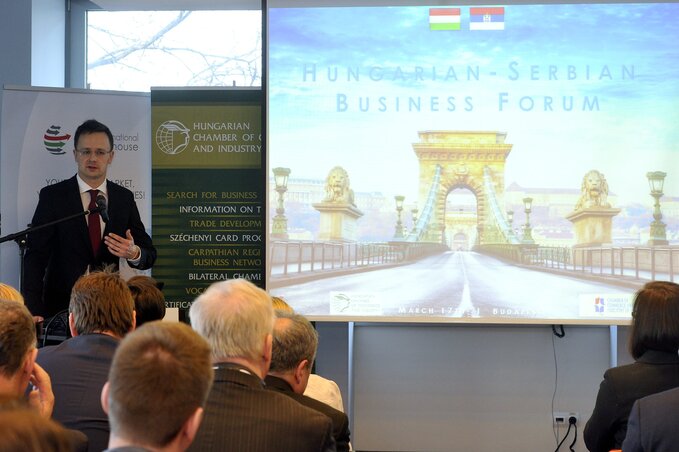 Szijjártó Péter beszél a magyar–szerb üzleti fórumon (MTI)