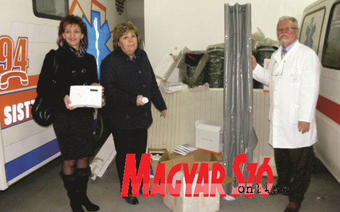 Urbán Mónika, Vesna Civrić és dr. Balog András az adománnyal (Csincsik Zsolt felvétele) Urbán Mónika, Vesna Civrić és dr. Balog András az adománnyal (Csincsik Zsolt felvétele)