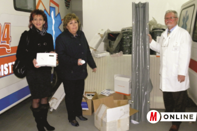 Urbán Mónika, Vesna Civrić és dr. Balog András az adománnyal (Csincsik Zsolt felvétele)