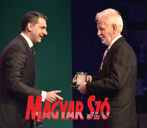 Lázár János miniszterelnökséget vezető miniszter átadja a magyar állami kitüntetést (Gergely József felvétele) Lázár János miniszterelnökséget vezető miniszter átadja a magyar állami kitüntetést (Gergely József felvétele)